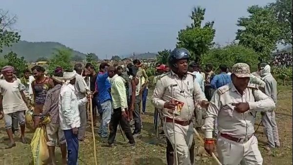 Panna: हीरों का अवैध उत्खनन रोकने गए वनकर्मियों को भीड़ ने खदेड़ा
