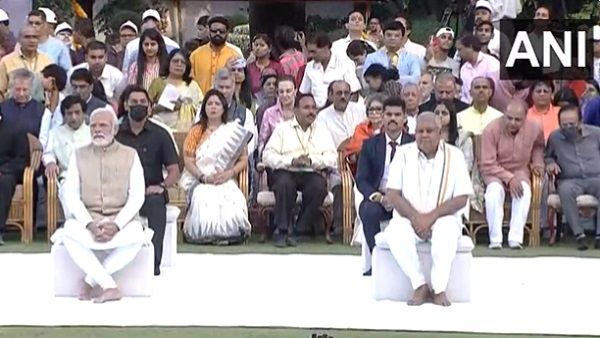 Gandhi Jayanti: पीएम मोदी और उपराष्ट्रपति गांधी स्मृति में हुए प्रार्थना सभा में शामिल