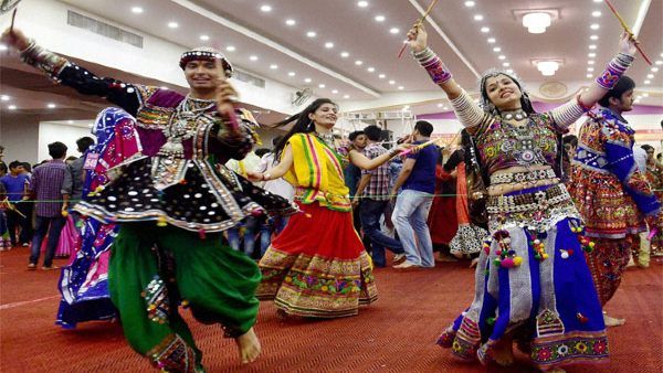 गरबा करते हुए 35 वर्षीय शख्‍स की हुई मौत, खबर सुनते ही पिता ने भी तोड़ा दम