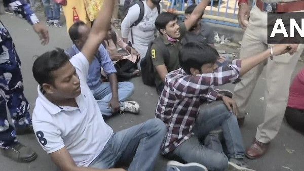 West Bengal: TET भर्ती को लेकर छात्रों का कोलकाता में हंगामा, धारा144 लागू