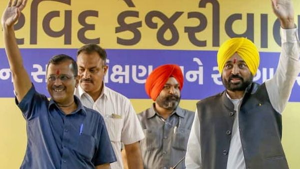 गुजरात में केजरीवाल ने कहा-अगर AAP सत्ता में आई तो हर गांव में स्कूल और अस्पताल बनाएंगे