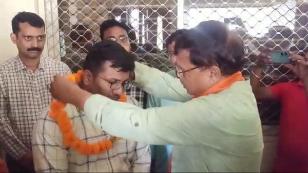 एमपी: नगर पालिका सीएमओ ने बोला झूठ तो प्रभारी मंत्री ने पहनाई सीएमओ को फूलों की माला