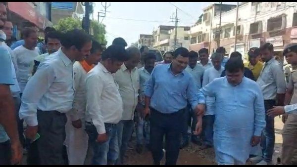 एमपी: ऊर्जा मंत्री का गुस्सा, नगर निगम के अधिकारी को जबरन हाथ पकड़कर पानी से भरे गड्डे में चलाया