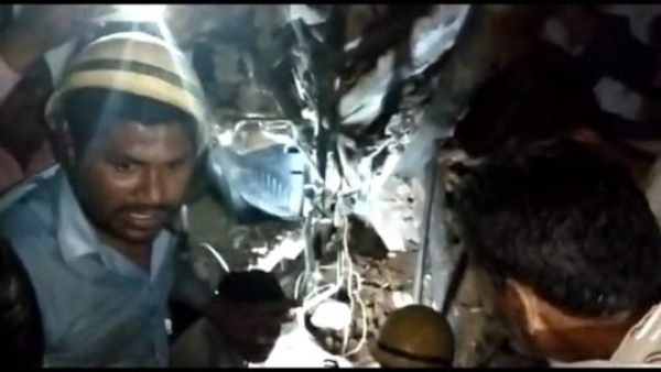 ग्वालियर में दुकान की छत गिरी, 2 लोग मलबे में दबे, राहत एवं बचाव कार्य जारी