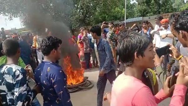 Sagar: झोलाछाप के इलाज से गई महिला की जान, गुस्साए परिजन ने सागर-कानपुर हाईवे जाम कर दिया