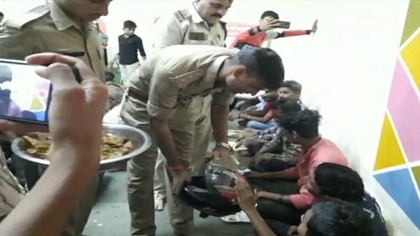 Helmet Campaign: हेलमेट लगाने की कसम खाई, फिर पुलिस ने परोसी भंडारे की प्रसादी