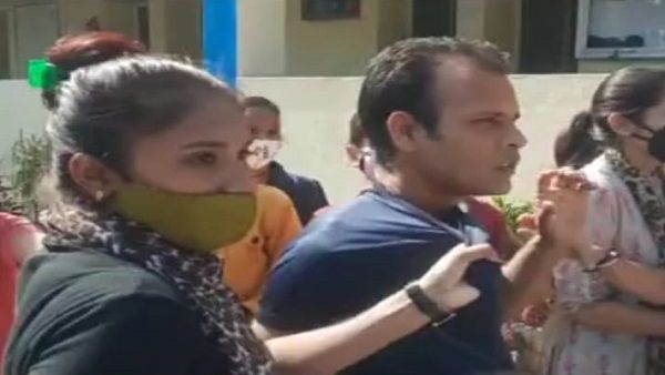 हॉस्टल के बाथरुम में झांकता था, सिंघम बनी छात्राएं, ऑफिस में घुसकर जड़े लात-घूंसे