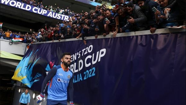 IND vs PAK: भारत और पाकिस्तान के फैंस ने साथ में मनाया मेलबर्न में मौसम साफ होने का जश्न