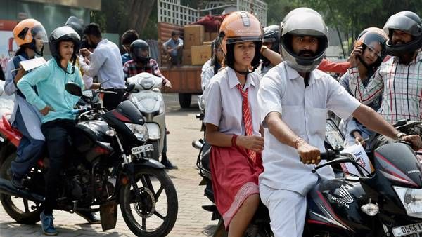 Jabalpur News: बिना हेलमेट गाड़ी चलाने वाला ही नहीं, पीछे सवार व्यक्ति पर भी जुर्माना, जबलपुर में अभियान