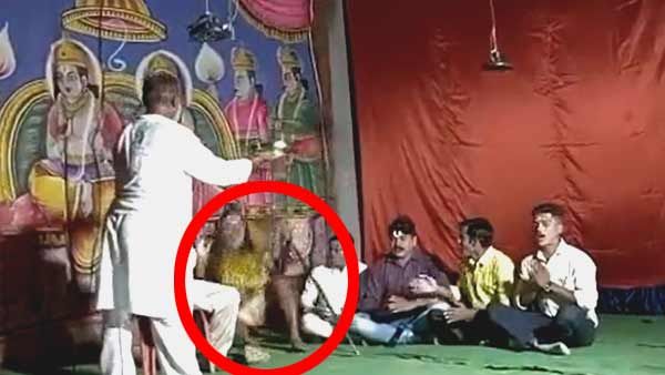 VIDEO: जौनपुर में रामलीला के दौरान मंच पर गिरा कलाकार, दर्शकों के सामने ही निकल गए प्राण