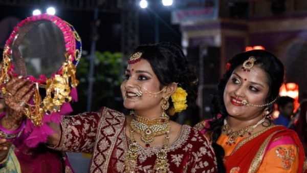 Happy Karwa Chauth 2022 Wishes: करवा चौथ पर अपनों को भेजें ये प्रेम भरे संदेश,पर्व बन जाएगा और खास