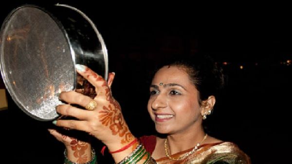 Karwa Chauth 2022: क्यों करवा चौथ पर देखते हैं छननी से चांद? क्या है इसके पीछे का कारण?