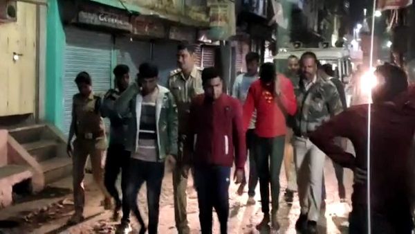 कटरबाजों की गैंग मांग रही गुंडाटैक्स, चेहरा बिगाड़ने की धमकी, पुलिस ने निकाला जुलूस