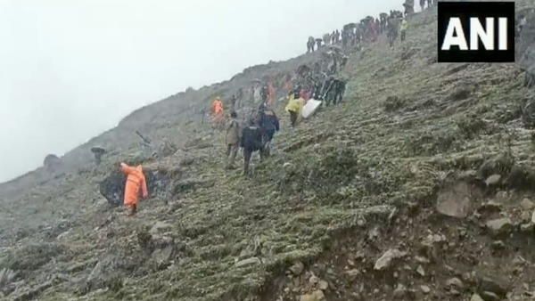 Kedarnath Helicopter Crash:बर्फबारी और खराब मौसम के बावजूद फाटा में दुर्घटना स्थल पर रेस्क्यू अभियान जारी