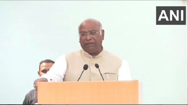 अध्यक्ष पद संभालने के बाद खड़गे ने BJP पर बोला हमला, जानिए उनके भाषण की बड़ी बातें