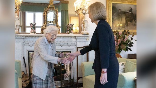 Liz Truss resigns: महारानी एलिजाबेथ द्वारा नियुक्त आखिरी पीएम की शर्मनाक विदाई