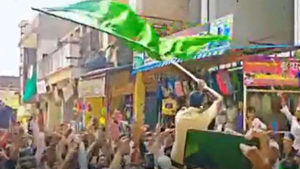 ईद ए मिलाद के जुलूस में इस्लामिक झंडा लेकर नाचने वाले पुलिसकर्मी पर कार्रवाई, SP ने किया सस्पेंड