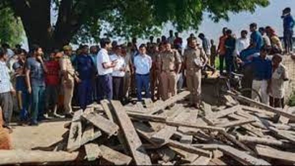 Mahrajganj News :निर्माणाधीन मकान की गिरी छत,एक की मौत