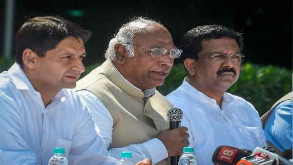 कांग्रेस अध्यक्ष पद की रेस में क्यों उतरे मल्लिकार्जुन खड़गे ? उन्होंने शशि थरूर को लेकर कही ये बात