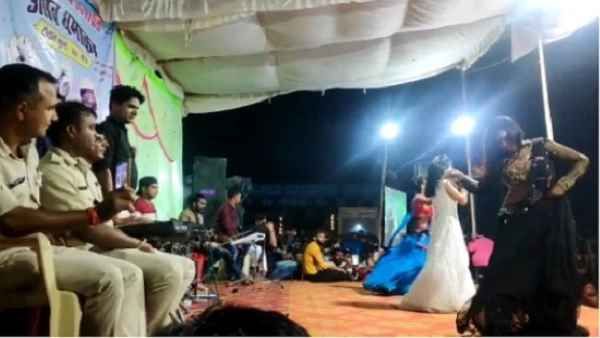 Manendragarh: दशहरा पर्व के आयोजन में अश्लील डांस पर मचा बवाल, नेताओं पर राष्ट्रीय मुद्रा के अपमान का लगा आरोप