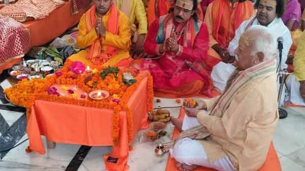 Mirzapur News: मां विंध्यवासिनी के दर्शन किए RSS प्रमुख, हनुमान जी को चढ़ाए 60 हजार लड्डू