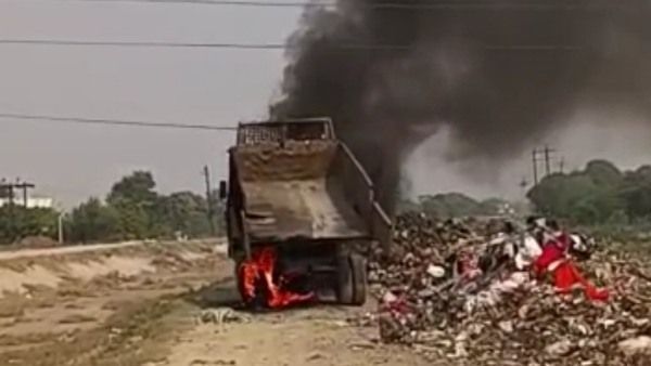 Morena news: हाईटेंशन लाइन की चपेट में आया नगर निगम का कचरा वाहन, लग गई भीषण आग