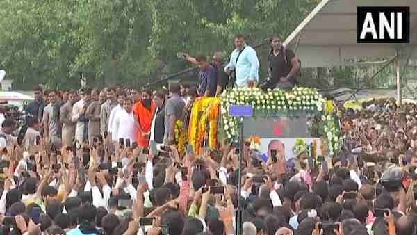 बाबा रामदेव, अभिषेक बच्चन, राजनाथ सिंह...जानिए मुलायम सिंह के अंतिम संस्कार में कौन कौन शामिल हुआ