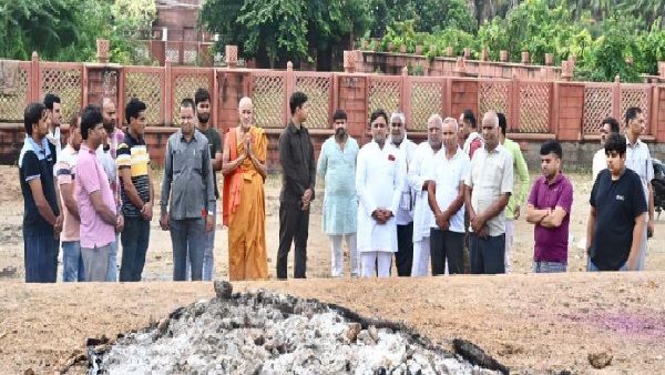 अखिलेश यादव ने मुंडन तो कराया, पर नहीं होगी Mulayam Singh Yadav की तेरहवीं