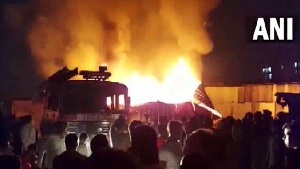 Maharashtra: ठाणे शहर के गोदाम में लगी भीषण आग, मौके पर दमकल मौजूद