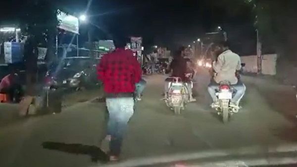 उधार नहीं चुकाने की भयानक सजा, युवक को स्कूटर में रस्सी से बांधकर 2 KM दौड़ाया, VIDEO