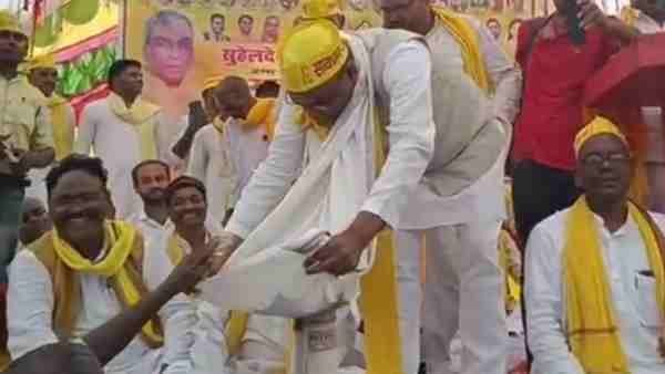 झोली फैलाकर ओपी राजभर मंच से मांगा चंदा, अखिलेश यादव पर भी कुछ यूं किया तीखा कटाक्ष