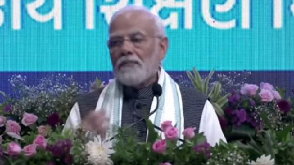 अंग्रेजी सिर्फ संचार का माध्यम, बौद्धिक होने की निशानी नहीं: PM मोदी