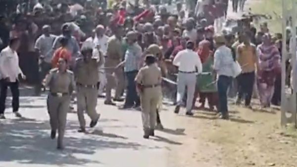 Porbandar Encroachment Drive में हिंसक हुए लोग, भीड़ पर छोड़नी पड़ी आंसू गैस