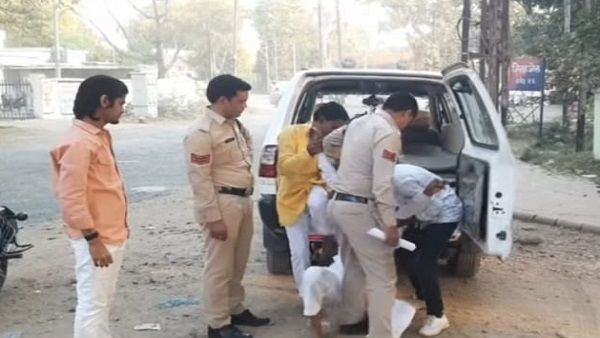 नपा अध्यक्ष गिरफ्तार, थाने में गश खाकर गिरे, जेल के बाहर गाड़ी से गिरे, कंधों पर जेल तक गए