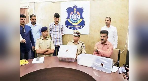 गुजरात में नकली नोटों के रैकेट का पर्दाफाश, खुद ही छाप लेते थे 2-2 हजार वाले नोट, पूरे बंडल जब्त