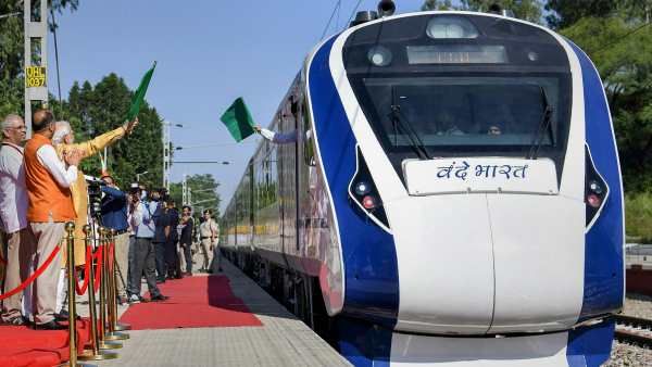 List of Vande Bharat Trains : वंदे भारत ट्रेन की पूरी सूची, सुविधाएं और किराया