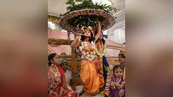 Govardhan Puja (Annakoot) : भगवान कृष्ण और गिरिराज गोवर्धन पूजा का दिन, जानिए कथा-आरती