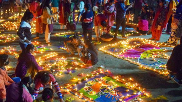Festivals under attack: तमाम चुनौतियों के बीच दीपावली के देशीपन को बचाकर रखने की चुनौती