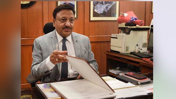 Gujarat Election 2022: DGP और मुख्य सचिव नहीं दाखिल कर पाए अहम रिपोर्ट, चुनाव आयोग ने स्पष्टीकरण मांगा