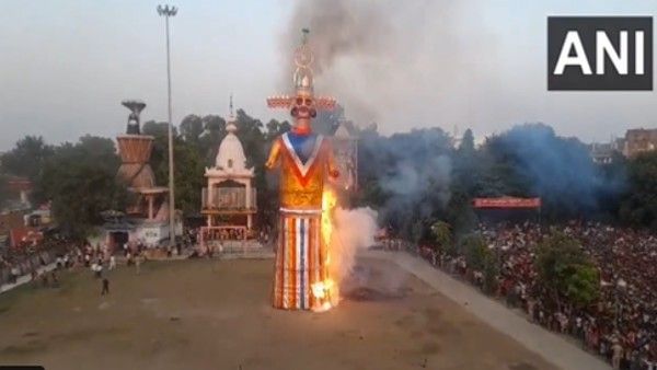 Dussehra Celebration Live: देशभर में धूमधाम से मना 'दशहरा', देखिए रावण दहन की तस्वीरें
