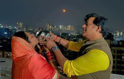 Karwa Chauth Photos: इस अंदाज में Ravi Kishan ने मनाया करवा चौथ,चांद का दीदार कर सुहागिनों ने तोड़ा व्रत