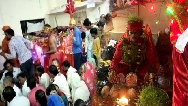 आस्था या अंधविश्वास: शरीर पर बोया जवारे, माता ने सपने में आकर किया प्रेरित तो जीभ काटकर मां को चढ़ाई