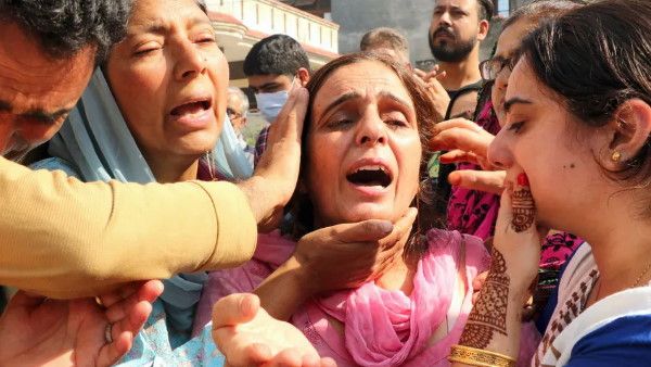 कश्मीर: आतंकियों के डर से 10 कश्मीर पंडित परिवारों ने छोड़ी घाटी, पीछे छोड़ दी सेब की फसल