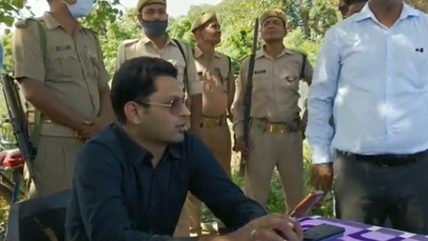 'सरकार कोई Zomato सर्विस नहीं चला रही', UP के IAS ऑफिसर ने बाढ़ पीड़ितों से कही ये बात, भड़के लोग