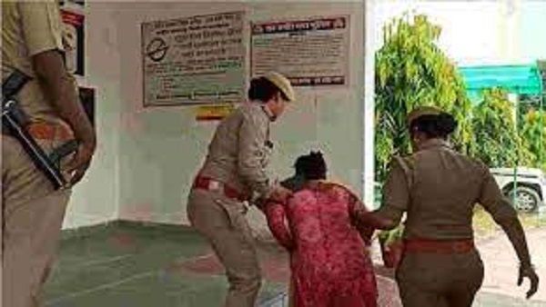 Sant Kabir Nagar: न्याय न मिलने से आहत दुष्कर्म पीड़िता ने एसपी कार्यालय पर किया आत्मदाह का प्रयास