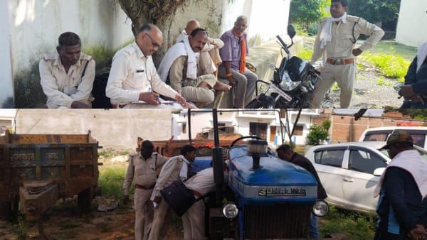 Satna News: अवैध खनन रोकने गई वन विभाग की टीम पर खनन माफियाओं ने चढ़ाया ट्रैक्टर