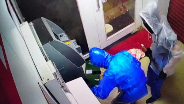 Shahdol News : PPE किट व रेनकोट पहनकर आए चोर, चोरी नहीं कर पाए तो तोड़ डाला ATM