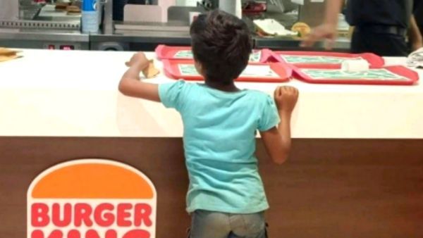 10 रुपये लेकर बर्गर किंग पहुंची मासूम बच्ची, स्टाफ ने किया दिल जीतने वाला काम, Video Viral