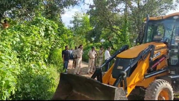 Sidhi News: मनचलो से परेशान होकर युवती की थी आत्महत्या, जमींदोज हुआ अपराधियों का घर
