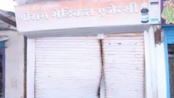 Sidhi News : मेडिकल स्टोर की शटर तोड़ते हुए जा घुसी बेकाबू कार, टला बड़ा हादसा